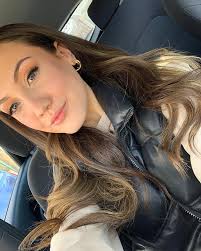 Hey a picture where I'm actually smiling🥴 Opening night is tonight!  @carriagehousetheatre