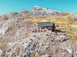 We start the route behind the hotel parador in fuente dé. Refugio Collado Jermoso Turismo Montana De Riano
