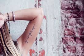 Violin key and piano tattoo on left arm. Tattoo Schriften Grosses Script Tattoo An Der Arminnenseite