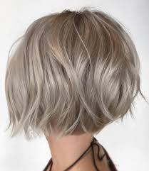 Le carré avec frange si vous avez les cheveux fins, craquez pour une frange fine et effilée pour conserver un maximum de densité sur le reste de la chevelure. 100 Coiffures Courtes Epoustouflantes Pour Les Cheveux Fins