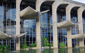 .palácio da justiça e um símbolo histórico e artístico, com uma arquitetura advinda do auge do ciclo da sua inauguração de 21 de 1900,resulta este ano na comemoração dos 119 anos do palácio. Um Tour Arquitetonico Pelo Palacio Da Justica Casa Vogue Edificios