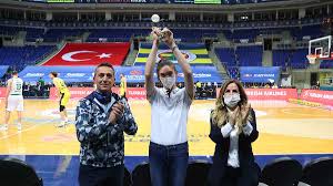 The number of writers is about 110,000. Baskanimiz Ali Koc Ve Yoneticimiz Simla Turker Bayazit Tan Naz Aydemir Akyol A Ozel Plaket Fenerbahce Spor Kulubu