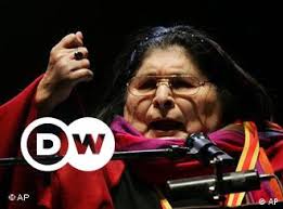 Gracias a la vida que me ha dado tanto me ha dado la risa y me ha dado el llanto así yo distingo dicha de quebranto los dos materiales que forman mi canto y el canto de ustedes que es el mismo canto y el canto de todos que. Murio Mercedes Sosa La Voz De Sudamerica Musica Dw 04 10 2009