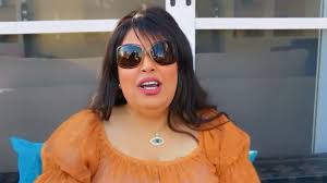 ظهرت الفنانة المصرية، فيفي، عبدة بمقطع فيديو جديد على صفحتها الرسمية بموقع التواصل الاجتماعي، فيسبوك، عقّبت فيه على ما أثير عبر وسائل التواصل الاجتماعي، بعد ظهورها بمقطع فيديو مغطية رأسها. ÙÙŠÙÙŠ Ø¹Ø¨Ø¯Ù‡ ØªÙƒØ´Ù Ø¹Ù† ØªØ¹Ø§ÙÙŠÙ‡Ø§ Ù…Ù† Ø£Ø²Ù…ØªÙ‡Ø§ Ø§Ù„ØµØ­ ÙŠØ© ÙÙŠØ¯ÙŠÙˆ Ø§Ù„Ù†Ù‡Ø§Ø±