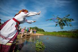 История праздника ивана купала рассказывает, что вода в этот день приобретает особую целебную силу. Den Ivana Kupala Otmechayut Segodnya V Rossii Yakutiamedia