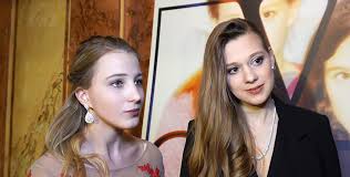 V roce 2020 sehrála jednu z hlavních rolí v dokumentárním filmu v síti. V Siti Tereza Tezka A Sabina Dlouha O Castingu Jejich Prvnim Skypu A O Tom Cim Je Predatori Nejvice Prekvapili Cervenykoberec Cz