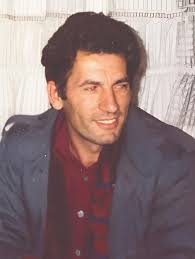 Agim Elshani (Duraku) nga Buroja, në ditën e sotme, 26-të vjet më parë, ra  heroikisht për të shtuar numrin e bijve më të devotshëm të popullit në  altarin dhe piedestalin e nderit.