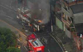 São paulo bombeiros combatem incêndio em galpão de carapicuíba (sp). Motociclista Morre Apos Colisao Com Onibus Na Grande Sp Sao Paulo G1