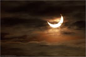 Sonnenfinsternis — sonnenfinsternis, die erscheinung, welche entsteht, wenn der mond zur zeit des neumonds zwischen erde und sonne so zu stehen kommt, daß die sonne dadurch ganz (totale s. Partielle Sonnenfinsternis Am 04 01 2011 Forum Fur Naturfotografen