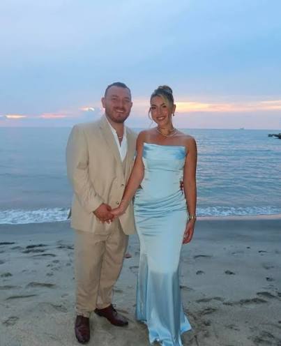 Blue Jays star Alejandro Kirk and his beautiful wife enjoying a sunset  moment on the beach 🌅💙