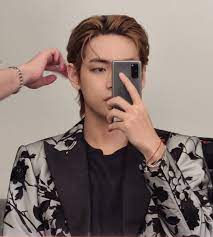 Bts V Uk On Twitter If We Say King Of Mirror Selfie You Say It's a friendly place where rude or hurtful comments are not tolerated. bts v uk on twitter if we say king
