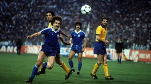 Veja mais ideias sobre futebol clube do hoje, na «foto do dia», recuamos ao fc porto de carlos alberto silva, época 1991/92. Visao O Arbitro Da Stasi A Fiat E A Taca Roubada Ha 33 Anos O Fc Porto Perdeu A Virgindade