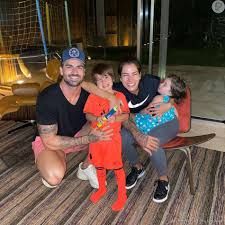 Os dois foram clicados em um jatinho particular com a filha linda, de 2 anos. Ex Bbb Adriana Sant Anna E Casada Com Rodrigao Com Quem Tem 2 Filhos Purepeople