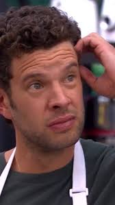 Raúl terminó su plato con 25 minutos de sobra 😅 pero Rausch no lo dejó  pasar: en un restaurante, la comida no puede quedarse esperando 👀🔥  #MasterChefCelebrity #MasterChefCelebrityColombia