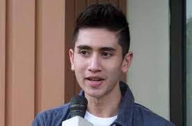 Dalam sinetron barunya yang berjudul putri untuk pangeran ini, verrell bramasta terlihat mengubah gaya rambutnya menjadi seperti model nanas. Trend Populer 27 Gaya Rambut Verrell Bramasta 2019