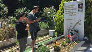 Jun 29, 2021 · barış akarsu doğum gününde anıldı bodrum'da 14 yıl önce geçirdiği kazada yaşamını yitiren şarkıcı barış akarsu, 42'nci doğum gününde bartın'ın amasra ilçesindeki mezarı. Baris Akarsu Dogum Gununde Anildi Magazin Haberleri