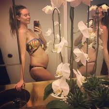 Ex-BBB Renata Dávila anuncia gravidez e revela sexo do bebê - Famosidades