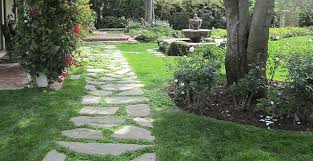 Per costruire un percorso guidato o collegare due punti del giardino è necessario adibire degli appositi camminamenti. 6 Consigli Per Progettare Un Vialetto Da Giardino Perfetto