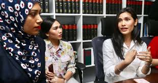 Izinkan aku mencintaimu walau kau tak mencintaiku is a popular web novel written by the author apa_aja_boleh, covering romance, action, adventure, r18, modern, lgbt+ genres. Nur Afifah Nasir Actress In The Middle Of Karaoke Controversy Comes Forward