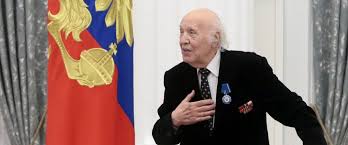 Второй возлюбленной и вскоре женой виктора ивановича стала артистка столичного театра оперетты нелли крылова. Uief6apren T M