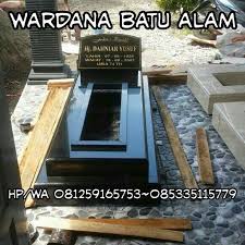 Kijing granit ini di sebelah sisi kanan dan kiri terdapat tulisan kaligrafi arab. Bentuk Makam Granit Granit Desain Batu