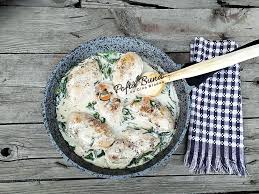 La salata de ardei copti se mai poate adauga. Piept De Pui Cu Sos De Smantana Si Spanac La Tigaie