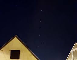Satelity są bardzo blisko siebie, dlatego. Przelot Grupy 40 Satelitow Starlink Niezwykle Widowisko Na Niebie