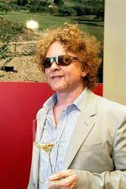 E famoso cantante inglese (di origini irlandesi), ha conquistato i gusti delle ragazze, o meglio, lo hanno fatto i suoi capelli rossi. Mick Hucknall Cantante Dei Simply Red Diventa Vignaiolo Il Rosso Inglese Ha Da Poco Acquistato Una Tenuta In Sicilia E Presto Comincera A Produrre Il Suo Vino Winenews