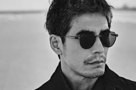 Le poète noir rencontre les lunettes Puyi ! Hiroaki Ito et Yu Shirota  présentent la collection de lunettes Yohji Puyi.