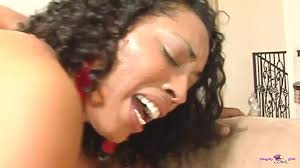 Der zweite Donna Red probiert seinen BBC und ihre ebenholz-fanny beginnt zu  betteln