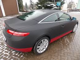 Da die preise zum lackieren enorm sind und schon fast mehr als mein auto kosten, würde ich es selber folieren, schon alleine weil ich erfahrung in dem bereich habe. Renault Laguna Beklebt In Schwarz Matter Autofolie Und Rotem Streifen Folierung Von Fola24 Com Fahrzeugbeklebung Folierung Wrapping Folie