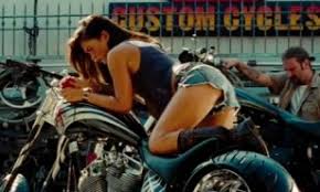 Most of the scene where megan fox appears in film transformers. Megan Fox Squeezes Herself Into A Pair Of Denim Hotpants In Thrilling New Transformers 2 Trailer Daily Mail Online