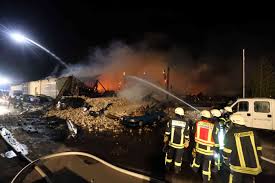 1676 wurde sie als schloss neu aufgebaut, durch einen brand 1885 in teilen zerstört und 1886 restauriert. Leverkusen Brand In Lagerhalle In Hitdorf Die Fotos Vom Einsatz