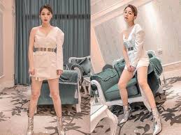 Apr 19, 2015 · 他雖然自信但不傲慢，雖然冷靜但不冷血。雖然有著沉著冷靜，冷酷貴族家的名門子弟的「完美主義」印象，但是個會柔和地接待他人，不會對他人大肆動用權力的青年。 名門中的名門沃代姆家的第13代年輕當家 ，家世和魔術迴路都有著以千年為單位的歷史. ç™½å®¶ç¶ºæ·±véœ²é»'é»ž æ¿€çŸ­è£™éœ²ä¿®é•·çŽ‰è…¿ å¨›æ¨‚ æ™‚å°š