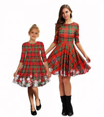 Scopri un modo nuovo e divertente per creare momenti di condivisione con i tuoi bimbi: Il Look Di Natale Perfetto Per Mamma E Figlia Ecco I Vestiti Da Indossare Sotto L Albero Ultime Notizie Flash