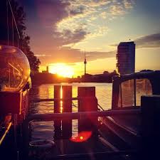 Spreejuchee Wir Tummeln Uns Im Fluxbau Upcyceln Glaser Aus Bierflaschen Gucken In Den Sonnenuntergang An Der Spree Und Tri Berlin Stadtereise Berlin Reisen