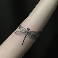 Tattoos gibt es bei ebay! Little Dragonfly Pezzeep 201tattooshop Zeechenlifang Blackandgreytattoo Detail Small Dragonfly Tattoo Realistic Dragonfly Tattoo Dragonfly Tattoo Design