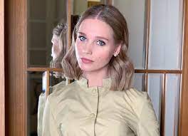 Ее коллеги говорят, что не узнали бы в ней нынешнюю звезду интернов. Kristina Asmus Shokirovala Priznaniem O Plastike Lica I Ukolah Krasoty Womanel