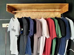 Anda juga bebas membeli gantungan baju kayu dinding, model berdiri, atau rak gantungan baju kayu sesuai keperluan. Gantungan Baju Kayu Solid Jati Belanda Magelang