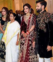 She is an actress, known for shatru (2011), har har byomkesh (2015) and zulfiqar (2016). Actress Nusrat Jahan Marries Nikhil Jain With Grand Reception Desiblitz