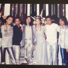 Penggemar fanatik musik slank formasi ke tigabelas dengan bimbim, kaka, bongky, pay dan indra. Intip 10 Potret Serunya Keluarga Bimbim Slank Rock N Roll Banget
