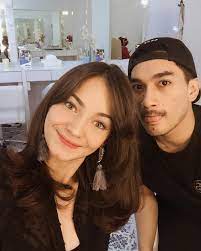 Penggemar pun merasa penasaran dengan enzy yang sudah menemukan dambaan hati untuk dijadikan sebagai calon suami. Jarang Terekspos Ini 10 Potret Romantis Enzy Storia Dan Pacar