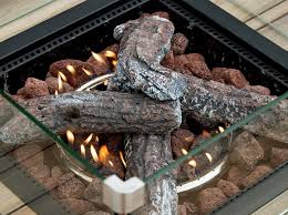 Feuerstelle Garten Die Holzscheite Aus Keramik Auf Dem Feuertisch Sehen Nicht Nur Tauschend Echt Aus Sondern Erzeu In 2020 Feuerstelle Garten Feuertisch Feuerstelle