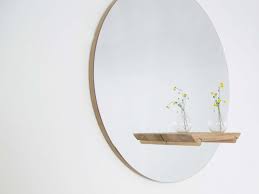 Malin, utile, pratique et surtout esthétique, le miroir trouve facilement sa place dans n'importe quelle pièce de vie. 22 Idees Deco De Miroir Avec Rangement Ou Etagere