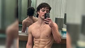 Videos, sexualidad y fotos de Benson Boone con poca ropa - Homosensual