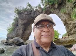 We are Dilip Bannerjee and tara Banerjee a retired couple belongs to  sandilya goitra and love to visit religious places across India. Live long  our community till the eternity.