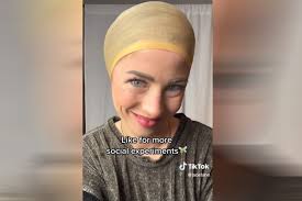 Frau geht mit blonder Perücke aus: So anders wird Lacey Tanner plötzlich  behandelt