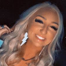 Danielle Dye (danielledye_@)