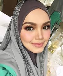 Sesuci… di hening subuh sunyi sesuci… terdengar nurani sesuci… salam untuk ilahi bagaikan memanggil insafi pada diri. Siti Kembali Kerjasama Dengan Pak Ngah Hasil Lagu Raya