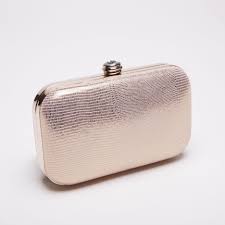 Clutch Metalizado En Rosa Palo Un Toque De Sofisticacion Para Tus Looks De Fiesta Bolsos Cartera Carteras Bolsa Rosa